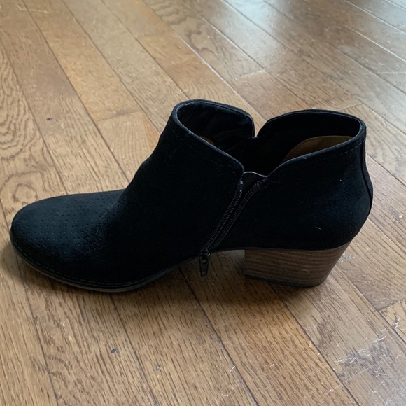 Fergie Bianca Perf Ankle Bootie _ Size 10 M - Picture 6 of 12